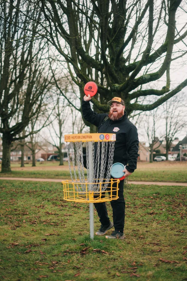 Richard geeft een discgolf clinic